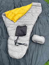 Load image into Gallery viewer, Ice Flame quilts 3 & 3/4 season