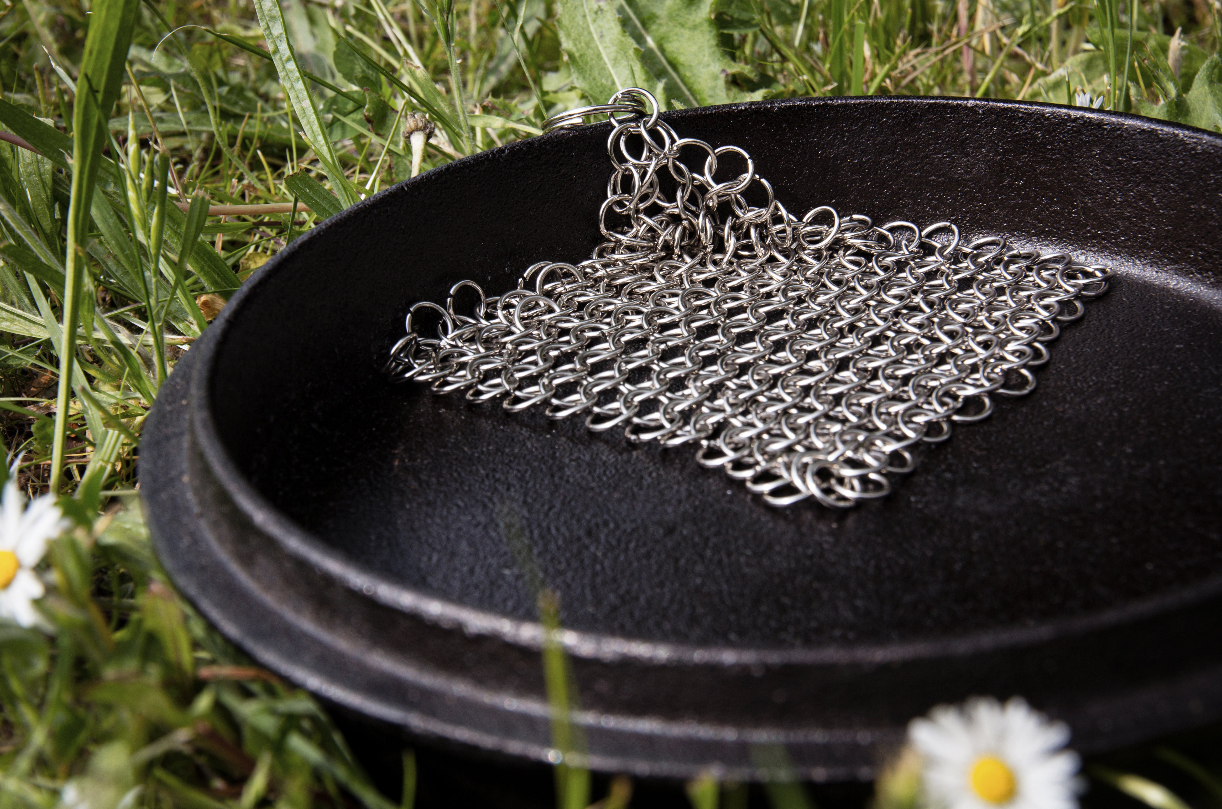 Scrub Chain Use Petromax chain mail cleaner – outdoor gear essentials
